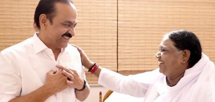 അമൃതാനന്ദമയിയുമായി കൂടിക്കാഴ്ച നടത്തി വി ഡി സതീശൻ അമൃതാനന്ദമയിയുമായി കൂടിക്കാഴ്ച നടത്തി വി ഡി സതീശൻ