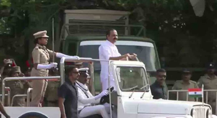 മുഖ്യമന്ത്രിയുടെ സ്വാതന്ത്ര്യ ദിനാഘോഷ പരിപാടിയിൽ വന്ദേമാതരമില്ല മുഖ്യമന്ത്രിയുടെ സ്വാതന്ത്ര്യ ദിനാഘോഷ പരിപാടിയിൽ വന്ദേമാതരമില്ല