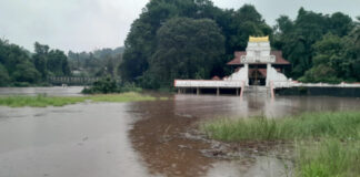 പ്രളയഭീതിയില് പത്തനംതിട്ട ജില്ല : എല്ലാ നദികളും കരകവിഞ്ഞു, ആറന്മുളയിലും റാന്നിയിലും വെള്ളം കയറി