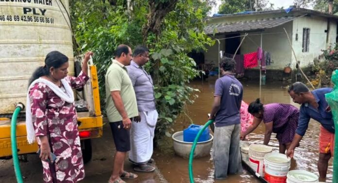മാന്നാറിൽ വെള്ളപ്പൊക്കത്തിന് പിന്നാലെ കുടിവെള്ളക്ഷാമം രൂക്ഷം മാന്നാറിൽ വെള്ളപ്പൊക്കത്തിന് പിന്നാലെ കുടിവെള്ളക്ഷാമം രൂക്ഷം