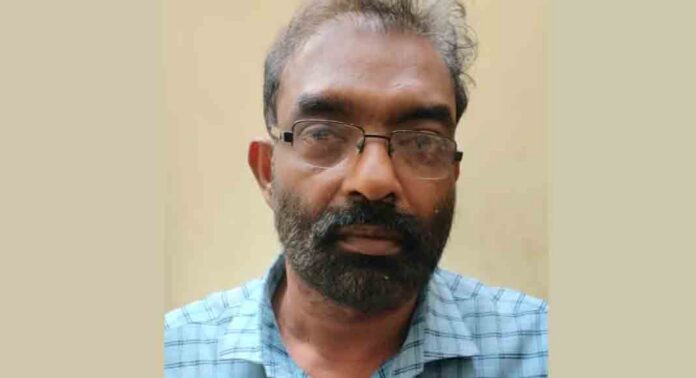 ക്ഷേത്ര ജീവനക്കാരിയുടെ കണ്ണിൽ മുളകുപൊടി വിതറി മാല പൊട്ടിക്കാൻ ശ്രമം; പൂജാരി അറസ്റ്റിൽ ക്ഷേത്ര ജീവനക്കാരിയുടെ കണ്ണിൽ മുളകുപൊടി വിതറി മാല പൊട്ടിക്കാൻ ശ്രമം; പൂജാരി അറസ്റ്റിൽ