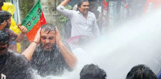 എൽപിഎസ്ടി റാങ്ക് ഹോൾഡർമാർക്ക് ഐക്യദാർഢ്യം ; യുവമോർച്ച മാർച്ചിനിടയ്ക്ക് ജലപീരങ്കി പ്രയോഗിച്ച് പോലീസ്