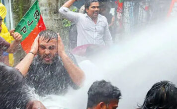 എൽപിഎസ്ടി റാങ്ക് ഹോൾഡർമാർക്ക് ഐക്യദാർഢ്യം ; യുവമോർച്ച മാർച്ചിനിടയ്ക്ക് ജലപീരങ്കി പ്രയോഗിച്ച് പോലീസ്