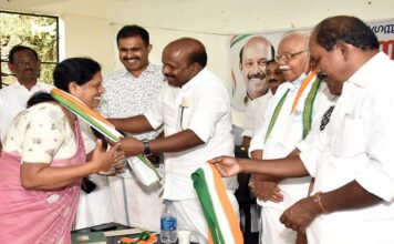 സംസ്ഥാന അദ്ധ്യാപക അവാർഡ് ജേതാവ് എം.ജി ഗീതമ്മയെ ഡി.സി.സി ആദരിച്ചു
