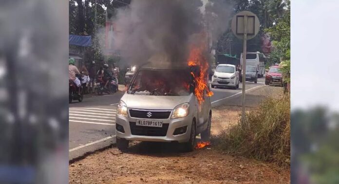 കോട്ടയം മുണ്ടക്കയത്ത് ഓടിക്കൊണ്ടിരുന്ന കാറിന് തീപിടിച്ചു കോട്ടയം മുണ്ടക്കയത്ത് ഓടിക്കൊണ്ടിരുന്ന കാറിന് തീപിടിച്ചു