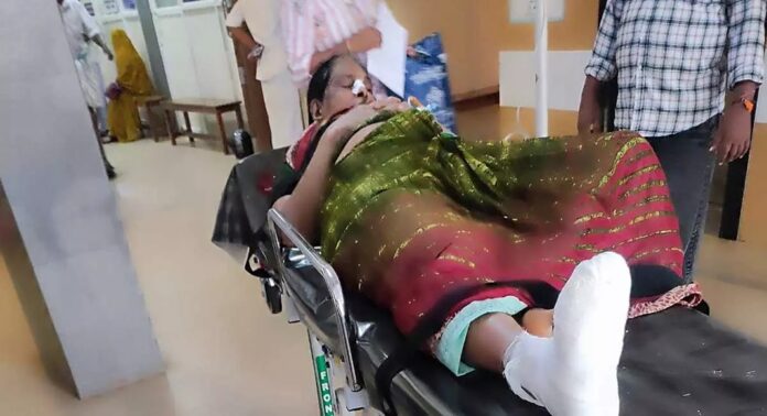 കോഴിക്കോട്-കൊയിലാണ്ടി റൂട്ടിലോടുന്ന സ്വകാര്യ ബസ്സില്നിന്ന് ഇറങ്ങുന്നതിനിടെ തെറിച്ചുവീണ് യാത്രക്കാരിക്ക് ഗുരുതര പരിക്ക് കോഴിക്കോട്-കൊയിലാണ്ടി റൂട്ടിലോടുന്ന സ്വകാര്യ ബസ്സില്നിന്ന് ഇറങ്ങുന്നതിനിടെ തെറിച്ചുവീണ് യാത്രക്കാരിക്ക് ഗുരുതര പരിക്ക്