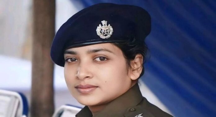 ഹിന്ദുത്വ സംഘടന നൽകിയ പരാതിക്ക് പിന്നാലെ പശ്ചിമ ബംഗാളിൽ മുസ്ലിം ഐപിഎസ് ഉദ്യോഗസ്ഥയ്ക്ക് സ്ഥലംമാറ്റം ഹിന്ദുത്വ സംഘടന നൽകിയ പരാതിക്ക് പിന്നാലെ പശ്ചിമ ബംഗാളിൽ മുസ്ലിം ഐപിഎസ് ഉദ്യോഗസ്ഥയ്ക്ക് സ്ഥലംമാറ്റം
