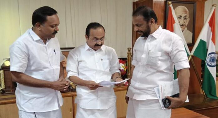 ഭാരത് മാലാ പദ്ധതിയിൽ ഉൾപ്പെടുത്തി കേന്ദ്ര സർക്കാർ നിർദേശിച്ച ഗ്രീൻ ഫീൽഡ് ഹൈവേ യാഥാർഥ്യമാക്കാൻ കേരള സർക്കാർ സമ്മർദം ചെലുത്തണമെന്ന് കാഞ്ഞിരപ്പള്ളി, പൂഞ്ഞാർ എം.എൽ.എമാർ ഭാരത് മാലാ പദ്ധതിയിൽ ഉൾപ്പെടുത്തി കേന്ദ്ര സർക്കാർ നിർദേശിച്ച ഗ്രീൻ ഫീൽഡ് ഹൈവേ യാഥാർഥ്യമാക്കാൻ കേരള സർക്കാർ സമ്മർദം ചെലുത്തണമെന്ന് കാഞ്ഞിരപ്പള്ളി, പൂഞ്ഞാർ എം.എൽ.എമാർ