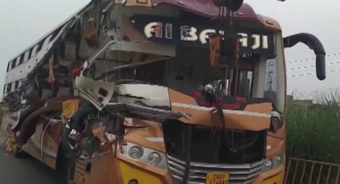 ഉത്തർപ്രദേശിൽ ബസ് ഡിവൈഡറിലിച്ച് നാല് പേർ മരണപ്പെട്ടു ഉത്തർപ്രദേശിൽ ബസ് ഡിവൈഡറിലിച്ച് നാല് പേർ മരണപ്പെട്ടു