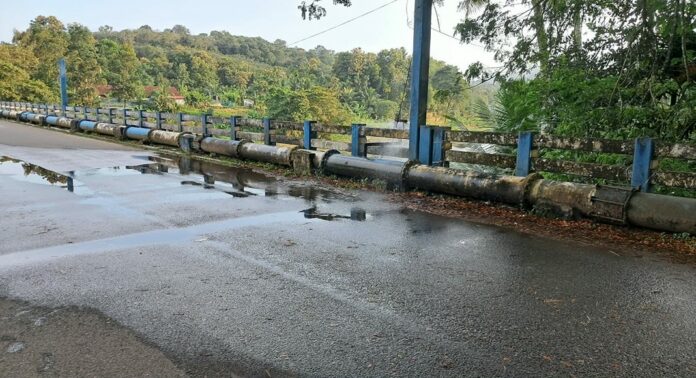 അത്തിക്കയം പാലത്തിൽ കുടിവെള്ള പൈപ്പ് ലൈൻ ലീക്ക് : വന് തോതില് വെള്ളം പുഴയിലേക്ക് ഒഴുക്കി കളയുന്നു അത്തിക്കയം പാലത്തിൽ കുടിവെള്ള പൈപ്പ് ലൈൻ ലീക്ക് : വന് തോതില് വെള്ളം പുഴയിലേക്ക് ഒഴുക്കി കളയുന്നു