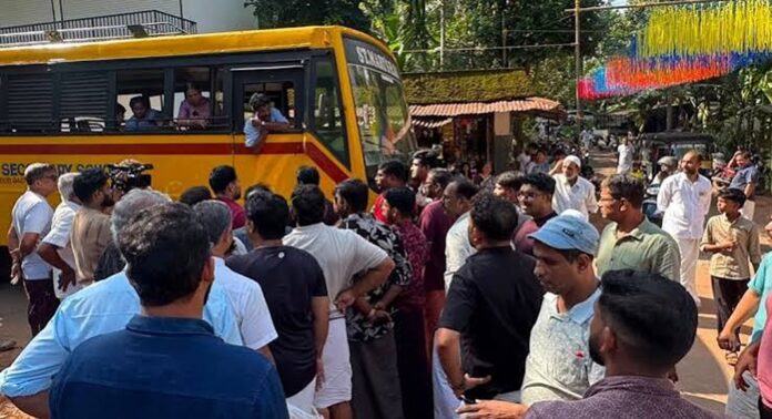 ഒന്പതാം ക്ലാസുകാരിക്ക് ക്രൂരമായ മര്ദ്ദനം ഏല്ക്കേണ്ടി വന്ന സംഭവത്തില് ശക്തമായ നടപടി ആവശ്യപ്പെട്ട് പ്രതിഷേധവുമായി വിദ്യാര്ത്ഥികള് ഒന്പതാം ക്ലാസുകാരിക്ക് ക്രൂരമായ മര്ദ്ദനം ഏല്ക്കേണ്ടി വന്ന സംഭവത്തില് ശക്തമായ നടപടി ആവശ്യപ്പെട്ട് പ്രതിഷേധവുമായി വിദ്യാര്ത്ഥികള്