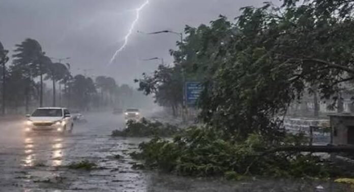 യുപിയിൽ 48 മണിക്കൂറിനിടെ പെയ്തത് 775% അധികം മഴ ; മഴക്കെടുതിയിൽ മരണം 56 യുപിയിൽ 48 മണിക്കൂറിനിടെ പെയ്തത് 775% അധികം മഴ ; മഴക്കെടുതിയിൽ മരണം 56