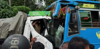 കുറ്റ്യാടിയിൽ സ്വകാര്യ ബസ്സും ലോറിയും കൂട്ടിയിടിച്ച് അപകടം ; 30 പേർക്ക് പരിക്ക്