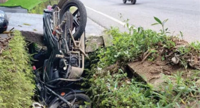 അടൂര് നഗരസഭയ്ക്ക് എതിര്വശത്ത് ഓടയ്ക്ക് സ്ലാബുകളില്ല : അപകടങ്ങള് വര്ധിക്കുന്നു അടൂര് നഗരസഭയ്ക്ക് എതിര്വശത്ത് ഓടയ്ക്ക് സ്ലാബുകളില്ല : അപകടങ്ങള് വര്ധിക്കുന്നു