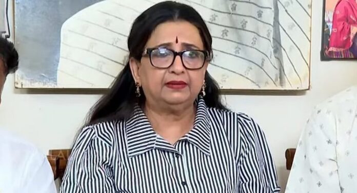 നടി അംബികയ്ക്ക് എതിരെ സഹോദരി രാധ നല്കിയ പരാതിയില് വിശദീകരണവുമായി അംബിക നടി അംബികയ്ക്ക് എതിരെ സഹോദരി രാധ നല്കിയ പരാതിയില് വിശദീകരണവുമായി അംബിക
