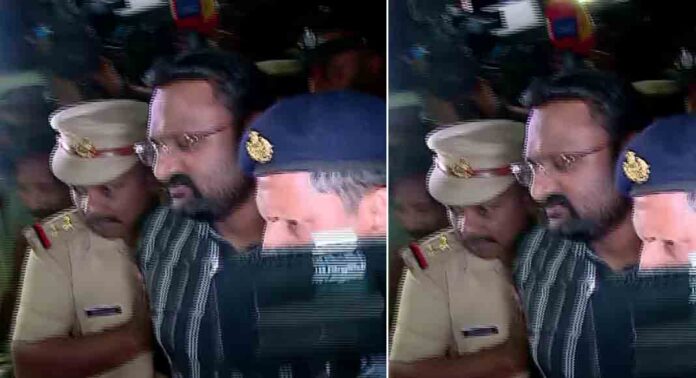 അനധികൃത മദ്യശേഖരം : റിപ്പോർട്ടർ ടിവി ഉടമ ആന്റോ അഗസ്റ്റിൻ അറസ്റ്റിൽ അനധികൃത മദ്യശേഖരം : റിപ്പോർട്ടർ ടിവി ഉടമ ആന്റോ അഗസ്റ്റിൻ അറസ്റ്റിൽ