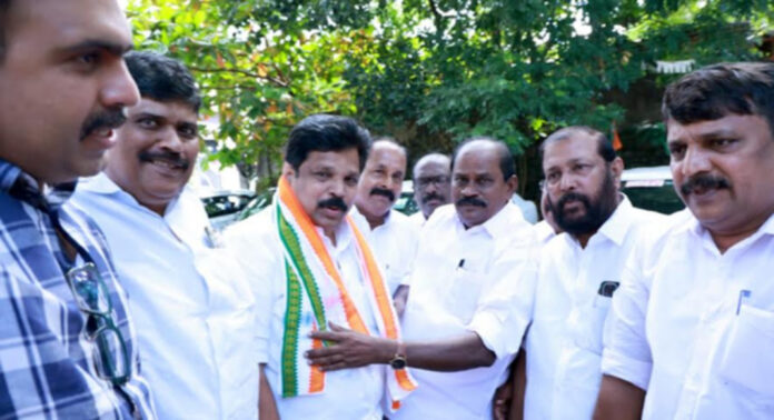 റവന്യൂ വകുപ്പ് മന്ത്രി എ.പി.അനില് കുമാറിന് പത്തനംതിട്ട ഡി.സി.സി യില് സ്വീകരണം നല്കി റവന്യൂ വകുപ്പ് മന്ത്രി എ.പി.അനില് കുമാറിന് പത്തനംതിട്ട ഡി.സി.സി യില് സ്വീകരണം നല്കി
