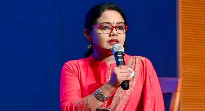 വിദ്വേഷ പരാമർശം നടത്തിയെന്ന പരാതിയിൽ മാധ്യമപ്രവർത്തകയും ബിഗ് ടിവി അവതാരകയുമായ അപർണ കുറുപ്പിനെതിരെ കേസ് വിദ്വേഷ പരാമർശം നടത്തിയെന്ന പരാതിയിൽ മാധ്യമപ്രവർത്തകയും ബിഗ് ടിവി അവതാരകയുമായ അപർണ കുറുപ്പിനെതിരെ കേസ്