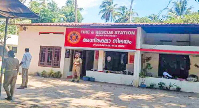 അരൂർ ഫയർ സ്റ്റേഷന് കെട്ടിടം നിർമിക്കാൻ പഞ്ചായത്തിന്റെ അനുമതി ലഭിച്ച് മാസങ്ങൾ കഴിഞ്ഞിട്ടും നടപടികൾ ആരംഭിക്കാനായില്ല അരൂർ ഫയർ സ്റ്റേഷന് കെട്ടിടം നിർമിക്കാൻ പഞ്ചായത്തിന്റെ അനുമതി ലഭിച്ച് മാസങ്ങൾ കഴിഞ്ഞിട്ടും നടപടികൾ ആരംഭിക്കാനായില്ല