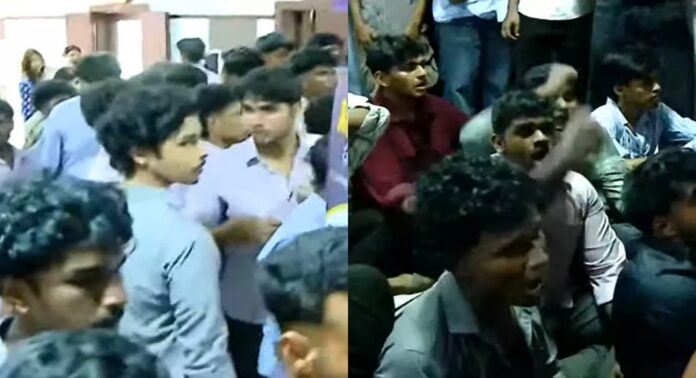 സഹപാഠികളുടെയും അധ്യാപകരുടെയും ചിത്രങ്ങള് വിദ്യാര്ഥി മോര്ഫ് ചെയ്ത് പ്രചരിപ്പിച്ച സംഭവത്തില് തൃക്കാക്കര ഭാരത് മാതാ കോളജില് പ്രതിഷേധം സഹപാഠികളുടെയും അധ്യാപകരുടെയും ചിത്രങ്ങള് വിദ്യാര്ഥി മോര്ഫ് ചെയ്ത് പ്രചരിപ്പിച്ച സംഭവത്തില് തൃക്കാക്കര ഭാരത് മാതാ കോളജില് പ്രതിഷേധം