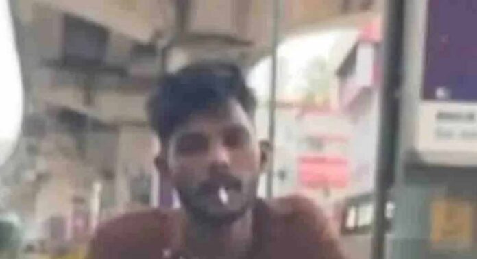 കാർ തടഞ്ഞുനിർത്തി യാത്രക്കാരെ ഭീഷണിപ്പെടുത്തിയ പ്രതിക്ക് പോലീസ് സ്റ്റേഷനിലും പ്രത്യേക പരിഗണന കാർ തടഞ്ഞുനിർത്തി യാത്രക്കാരെ ഭീഷണിപ്പെടുത്തിയ പ്രതിക്ക് പോലീസ് സ്റ്റേഷനിലും പ്രത്യേക പരിഗണന