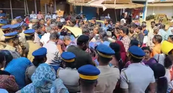 ചൂരൽമല ദുരന്ത ബാധിതർക്കുള്ള രണ്ടാം ഘട്ട വീടുകൾ കൈമാറാൻ വൈകുന്നതിൽ പ്രതിഷേധം ചൂരൽമല ദുരന്ത ബാധിതർക്കുള്ള രണ്ടാം ഘട്ട വീടുകൾ കൈമാറാൻ വൈകുന്നതിൽ പ്രതിഷേധം