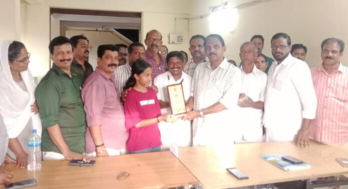 നീറ്റ് പരീക്ഷയില് പട്ടികജാതി വിഭാഗത്തില് കേരളത്തില് നിന്നും 58ആം റാങ്ക് നേടിയ വിദ്യാര്ഥിനിയെ സി.ഐ.ടി.യു ആദരിച്ചു നീറ്റ് പരീക്ഷയില് പട്ടികജാതി വിഭാഗത്തില് കേരളത്തില് നിന്നും 58ആം റാങ്ക് നേടിയ വിദ്യാര്ഥിനിയെ സി.ഐ.ടി.യു ആദരിച്ചു