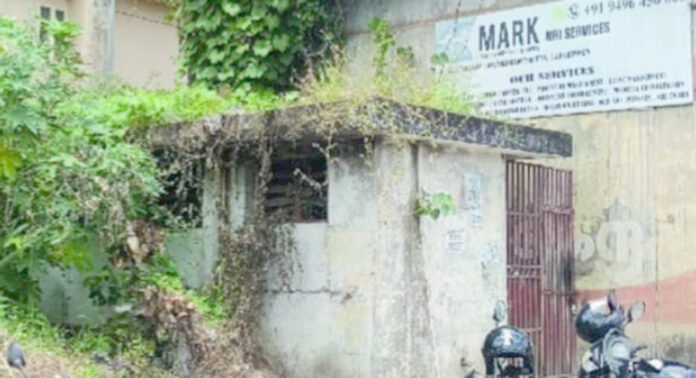 ഇഴജന്തുക്കളുടെയും സാമൂഹ്യ വിരുദ്ധരുടേയും താവളമായി തിരുവല്ല നഗരസഭ കോംപ്ലക്സിലെ ശൗചാലയം ഇഴജന്തുക്കളുടെയും സാമൂഹ്യ വിരുദ്ധരുടേയും താവളമായി തിരുവല്ല നഗരസഭ കോംപ്ലക്സിലെ ശൗചാലയം