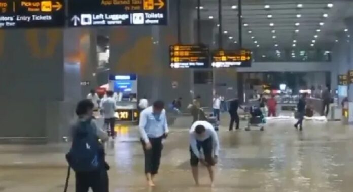 ഡൽഹിയിൽ കനത്ത മഴ ; വിമാനത്താവളത്തിലും വെള്ളക്കെട്ട് ഡൽഹിയിൽ കനത്ത മഴ ; വിമാനത്താവളത്തിലും വെള്ളക്കെട്ട്