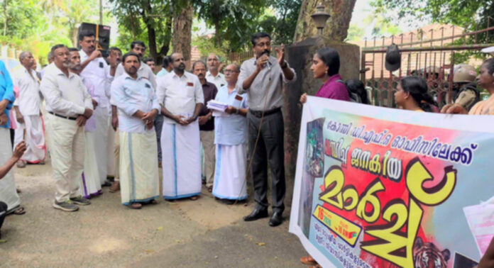 മണ്ണീറയിലെ വന്യജീവി ശല്യത്തിന് പരിഹാരം കാണണം : കോന്നി ഡി.എഫ്.ഓ. ഓഫീസിലേക്ക് ജനകീയ മാര്ച്ച് നടന്നു മണ്ണീറയിലെ വന്യജീവി ശല്യത്തിന് പരിഹാരം കാണണം : കോന്നി ഡി.എഫ്.ഓ. ഓഫീസിലേക്ക് ജനകീയ മാര്ച്ച് നടന്നു