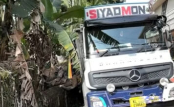 കോന്നി എഫ്.സി.ഐ ഗോഡൗണിന് സമീപം ലോറി ഓടയിലേക്ക് ചരിഞ്ഞു