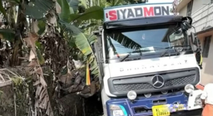 കോന്നി എഫ്.സി.ഐ ഗോഡൗണിന് സമീപം ലോറി ഓടയിലേക്ക് ചരിഞ്ഞു കോന്നി എഫ്.സി.ഐ ഗോഡൗണിന് സമീപം ലോറി ഓടയിലേക്ക് ചരിഞ്ഞു