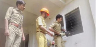 വീടിനുള്ളില് കുടുങ്ങിയ അമ്മയെയും രണ്ട് കുഞ്ഞുങ്ങളെയും അഗ്നിരക്ഷാസേന രക്ഷപ്പെടുത്തി