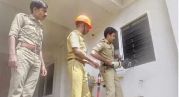 വീടിനുള്ളില് കുടുങ്ങിയ അമ്മയെയും രണ്ട് കുഞ്ഞുങ്ങളെയും അഗ്നിരക്ഷാസേന രക്ഷപ്പെടുത്തി വീടിനുള്ളില് കുടുങ്ങിയ അമ്മയെയും രണ്ട് കുഞ്ഞുങ്ങളെയും അഗ്നിരക്ഷാസേന രക്ഷപ്പെടുത്തി