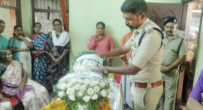തിരുവാഭരണ ഗുരുസ്വാമി കുളത്തിനാൽ ഗംഗാധരൻ പിള്ളയ്ക്ക് ജില്ലാ പോലീസിന്റെ ആദരം തിരുവാഭരണ ഗുരുസ്വാമി കുളത്തിനാൽ ഗംഗാധരൻ പിള്ളയ്ക്ക് ജില്ലാ പോലീസിന്റെ ആദരം