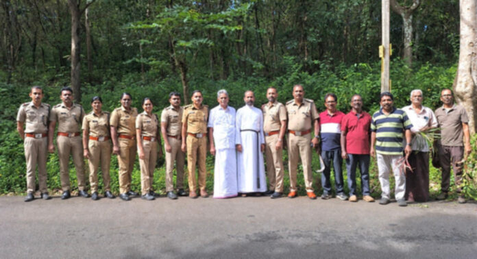 മാർ ക്രിസോസ്റ്റം ഫൗണ്ടേഷന്റെ നേത്രുത്വത്തില് വെച്ചൂച്ചിറ – കനകപ്പലം പാതയോരത്തെ കാടുകള് നീക്കം ചെയ്തു മാർ ക്രിസോസ്റ്റം ഫൗണ്ടേഷന്റെ നേത്രുത്വത്തില് വെച്ചൂച്ചിറ – കനകപ്പലം പാതയോരത്തെ കാടുകള് നീക്കം ചെയ്തു