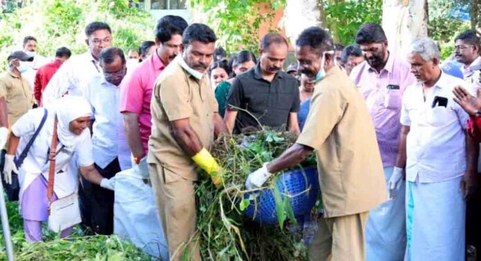 ജനറൽ ആശുപത്രിയിൽ ശുചീകരണ യജ്ഞം ; കാട് തെളിഞ്ഞു ജനറൽ ആശുപത്രിയിൽ ശുചീകരണ യജ്ഞം ; കാട് തെളിഞ്ഞു