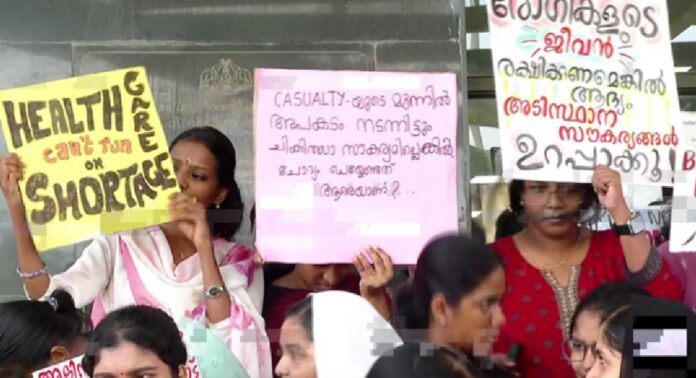 ഹൗസ് സർജന്മാരുടെ സമരത്തിനിടെ പാലക്കാട് മെഡിക്കൽ കോളേജിൽ ജനങ്ങളുടെയും പ്രതിഷേധം ഹൗസ് സർജന്മാരുടെ സമരത്തിനിടെ പാലക്കാട് മെഡിക്കൽ കോളേജിൽ ജനങ്ങളുടെയും പ്രതിഷേധം