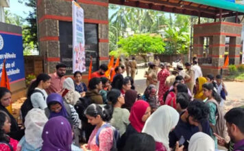 മന്ത്രിമാരുടെ പരിശീലനം നടക്കുന്ന കോഴിക്കോട് ഐഐഎമ്മിന് മുന്നിൽ പ്രതിഷേധവുമായി പിഎസ്സി ഉദ്യോഗാർഥികൾ