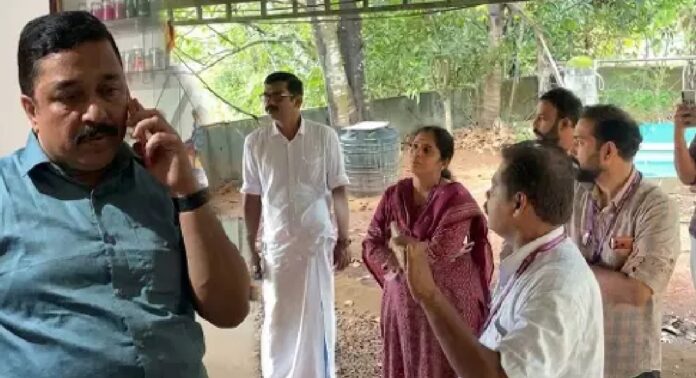 നിർധന കുടുംബത്തിന്റെ വീട് ജപ്തി ചെയ്യാനെത്തി ബാങ്കുദ്യോഗസ്ഥർ , വാക്കേറ്റം നിർധന കുടുംബത്തിന്റെ വീട് ജപ്തി ചെയ്യാനെത്തി ബാങ്കുദ്യോഗസ്ഥർ , വാക്കേറ്റം