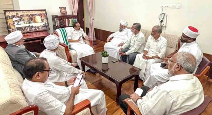 കാന്തപുരത്തിൻ്റെ പ്രസ്താവനയെ തുറന്നെതിർത്ത മുഖ്യമന്ത്രിയെ ക്ലിഫ് ഹൗസിലെത്തി കണ്ട് എപി വിഭാഗം നേതാക്കൾ കാന്തപുരത്തിൻ്റെ പ്രസ്താവനയെ തുറന്നെതിർത്ത മുഖ്യമന്ത്രിയെ ക്ലിഫ് ഹൗസിലെത്തി കണ്ട് എപി വിഭാഗം നേതാക്കൾ