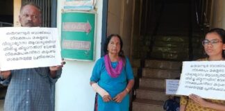 കരുവന്നൂർ ബാങ്കിന് മുന്നിൽ നിക്ഷേപകന്റെയും കുടുംബത്തിന്റെയും സമരം