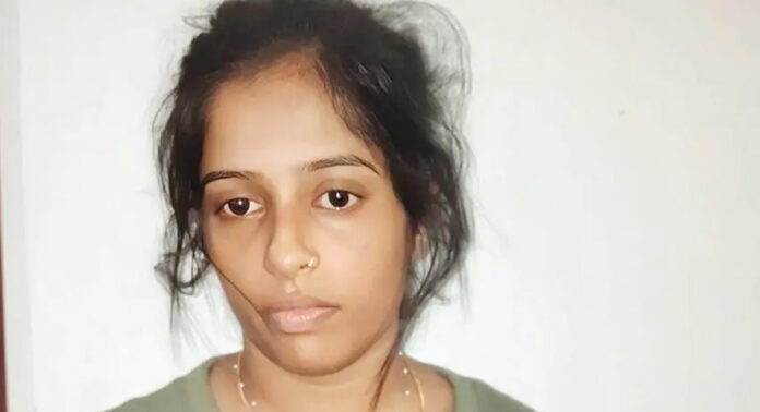 വടകര എംഡിഎംഎ കേസ് പ്രതി കീർത്തനയ്ക്ക് കുത്തേറ്റു ; ആക്രമണം പോലീസ് സ്റ്റേഷൻ വളപ്പിൽ, കുത്തിയത് ഭർത്താവ് വടകര എംഡിഎംഎ കേസ് പ്രതി കീർത്തനയ്ക്ക് കുത്തേറ്റു ; ആക്രമണം പോലീസ് സ്റ്റേഷൻ വളപ്പിൽ, കുത്തിയത് ഭർത്താവ്
