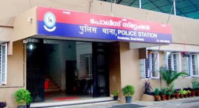 ടാക്സി ഡ്രൈവറായ യുവാവിനെ കാലടി പോലീസ് സ്റ്റേഷനിൽ ക്രൂരമായി മർദ്ദിച്ചതിൽ നടപടി ടാക്സി ഡ്രൈവറായ യുവാവിനെ കാലടി പോലീസ് സ്റ്റേഷനിൽ ക്രൂരമായി മർദ്ദിച്ചതിൽ നടപടി