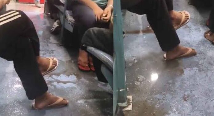 തിരുവനന്തപുരം-കൊച്ചുവേളി എക്സ്പ്രസിൽ ശുചിമുറിയിൽ നിന്ന് വെള്ളം ജനറൽ കോച്ചിലേക്ക് ഒഴുകി ; ദുരിതത്തിലായി യാത്രികർ തിരുവനന്തപുരം-കൊച്ചുവേളി എക്സ്പ്രസിൽ ശുചിമുറിയിൽ നിന്ന് വെള്ളം ജനറൽ കോച്ചിലേക്ക് ഒഴുകി ; ദുരിതത്തിലായി യാത്രികർ