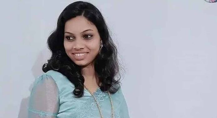 കണ്ണൂരിൽ 27കാരിയുടെ മരണത്തിൽ ഭർത്താവിനും ബന്ധുക്കൾക്കുമെതിരെ കേസ് കണ്ണൂരിൽ 27കാരിയുടെ മരണത്തിൽ ഭർത്താവിനും ബന്ധുക്കൾക്കുമെതിരെ കേസ്