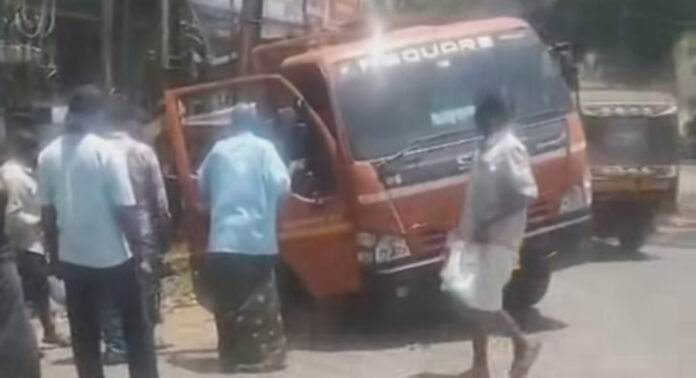 ചിറ്റാറില് നിര്ത്തിയിട്ടിരുന്ന മിനിലോറി ഉരുണ്ടു നീങ്ങി ട്രാന്സ്ഫോര്മറില് ഇടിച്ചു ചിറ്റാറില് നിര്ത്തിയിട്ടിരുന്ന മിനിലോറി ഉരുണ്ടു നീങ്ങി ട്രാന്സ്ഫോര്മറില് ഇടിച്ചു