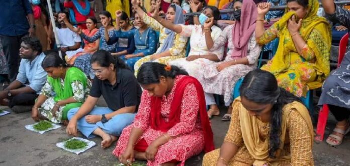അധ്യാപക-വിദ്യാർത്ഥി അനുപാതത്തിൽ വിട്ടുവീഴ്ചയില്ലെന്ന് സർക്കാർ നിലപാട് ; സെക്രട്ടേറിയറ്റിന് മുന്നിലെ സമരം ശക്തമാക്കാൻ ഉദ്യോഗാർത്ഥികൾ അധ്യാപക-വിദ്യാർത്ഥി അനുപാതത്തിൽ വിട്ടുവീഴ്ചയില്ലെന്ന് സർക്കാർ നിലപാട് ; സെക്രട്ടേറിയറ്റിന് മുന്നിലെ സമരം ശക്തമാക്കാൻ ഉദ്യോഗാർത്ഥികൾ