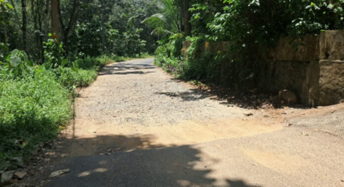 ബി.എം ആന്റ് ബി.സി നിലവാരത്തിൽ റോഡിൽ നിറയെ കുഴികൾ : മന്ദമരുതി – അത്തിക്കയം റോഡ് നിർമ്മാണത്തിനെതിരെ നാട്ടുകാരുടെ പ്രതിഷേധം ബി.എം ആന്റ് ബി.സി നിലവാരത്തിൽ റോഡിൽ നിറയെ കുഴികൾ : മന്ദമരുതി – അത്തിക്കയം റോഡ് നിർമ്മാണത്തിനെതിരെ നാട്ടുകാരുടെ പ്രതിഷേധം