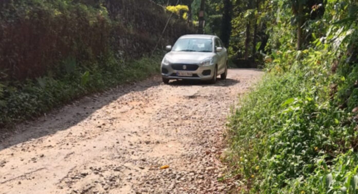 പഴവങ്ങാടി പഞ്ചായത്തിലെ മുക്കാലുമൺ – പുലിയള്ള് റോഡ് തകര്ന്നു : യാത്ര ദുരിതത്തില് പഴവങ്ങാടി പഞ്ചായത്തിലെ മുക്കാലുമൺ – പുലിയള്ള് റോഡ് തകര്ന്നു : യാത്ര ദുരിതത്തില്
